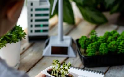 Kind arbeitet an einem Modell für die Schule