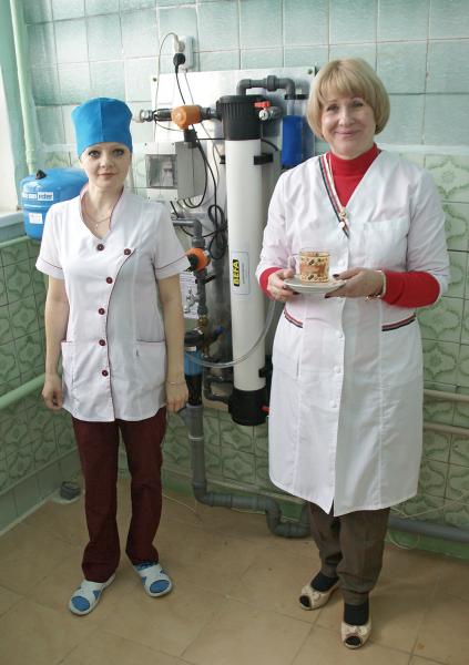 Tatyana Kharchenko, Direktorin des Krankenhauses,  zeigt die Trinkwasser-Reinigungsanlage aus Österreich.