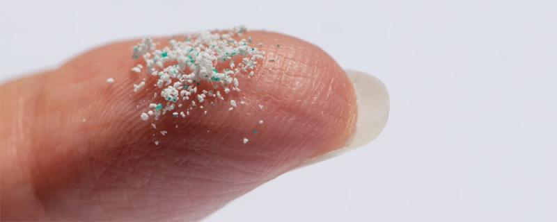 Mikroplastik auf Finger