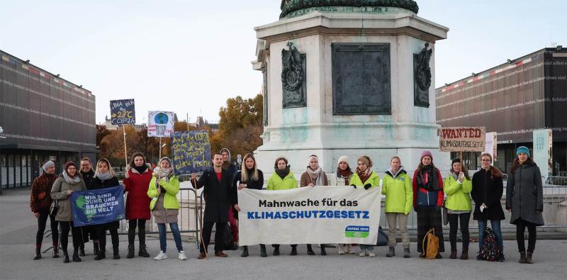 Aktion am Heldenplatz: Aktive von GLOBAL 2000 halten Mahnwache für ein dringend nötiges Klimaschutzgesetz