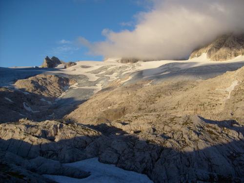 Gletscher mit blauem Himmel