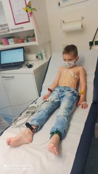 Denys Nerusch (7 Jahre) ist aus Kharkiv. Er ist schon seit ein paar Jahren in Remission, braucht trotzdem regelmäßige Kontrolluntersuchungen. Am Foto ist er in St. Anna. 