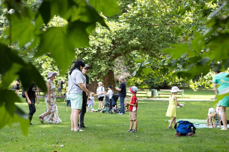 Kinder spielen in der Wiese eines Parks