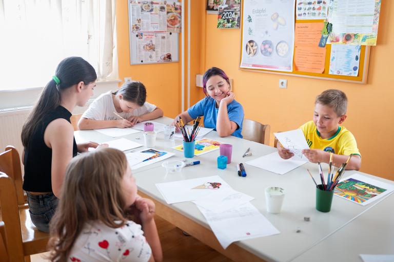 Kinder bei der Kunsttherapie