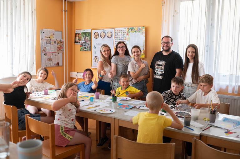 Kinder bei der Kunsttherapie