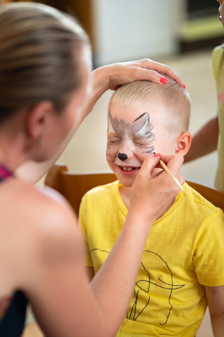 Bub wird im Gesicht geschminkt