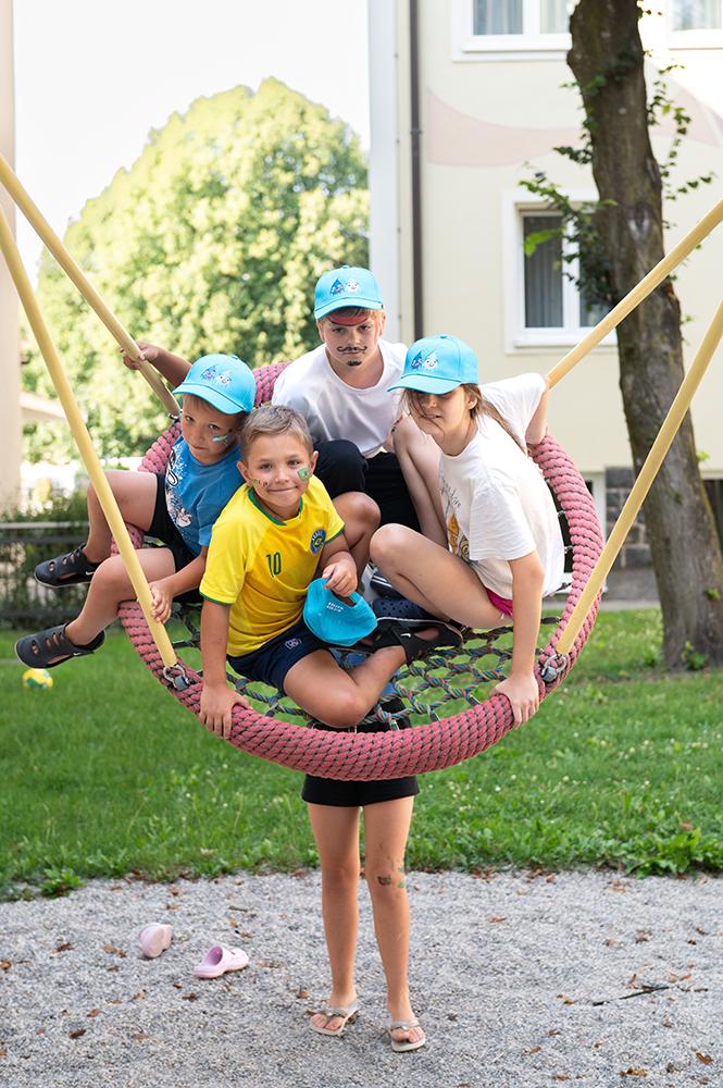 Kinder Schaukeln am Spielplatz