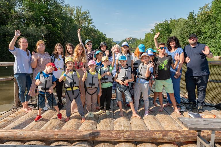 Gruppenfoto am Floß 