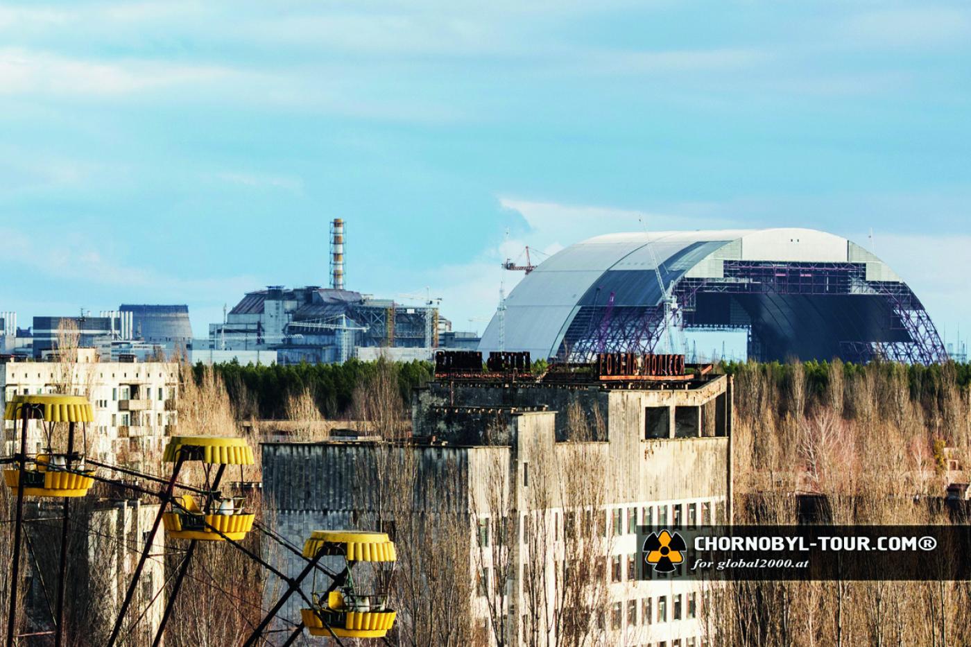 Blick auf den alten Sarkophag um das AKW Tschernobyl