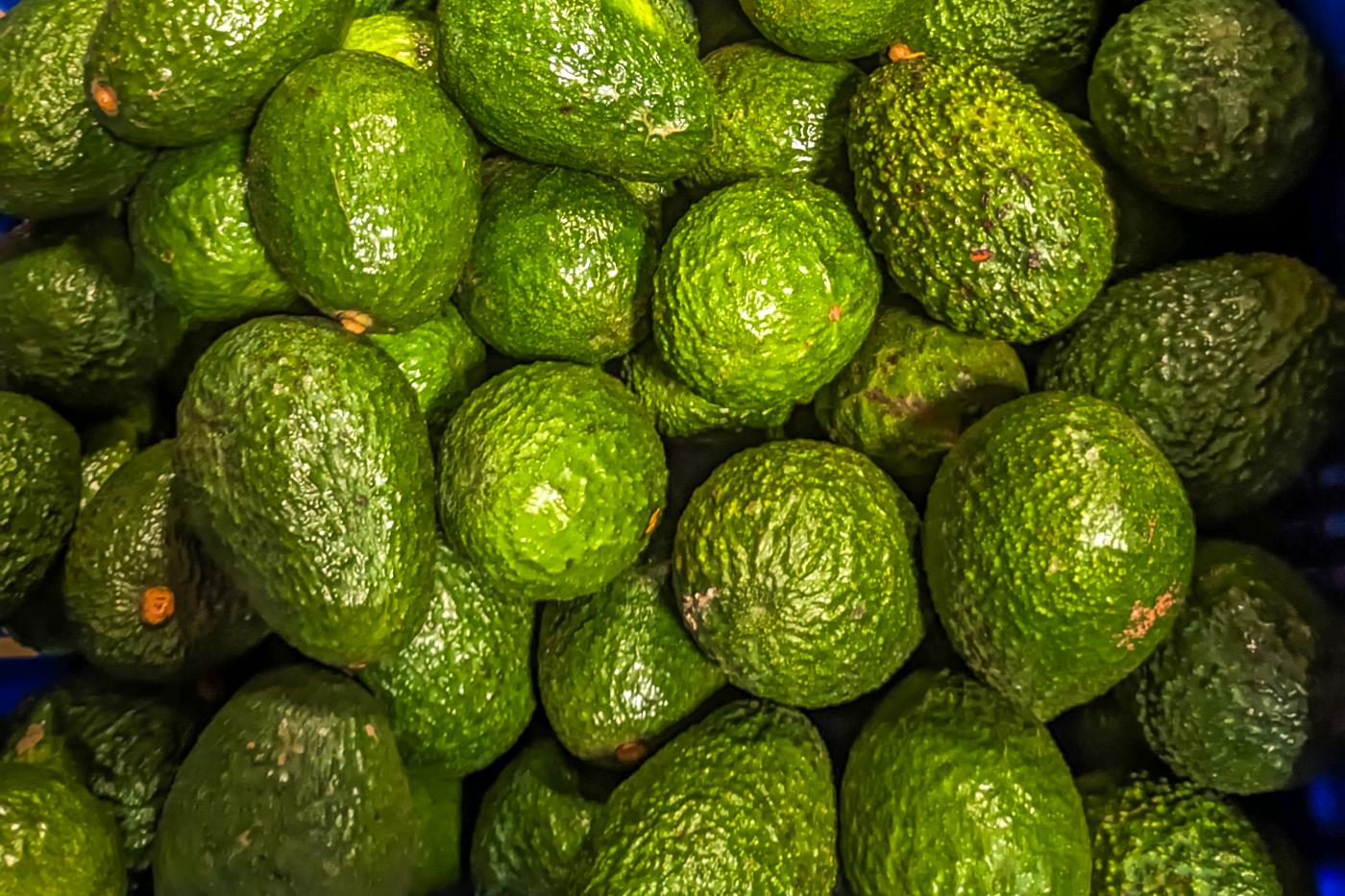 Viele Avocados auf einem Haufen