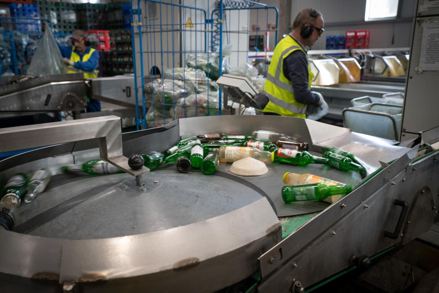 Sortierung von Altglas und Plastik in einer Recyclingfabrik