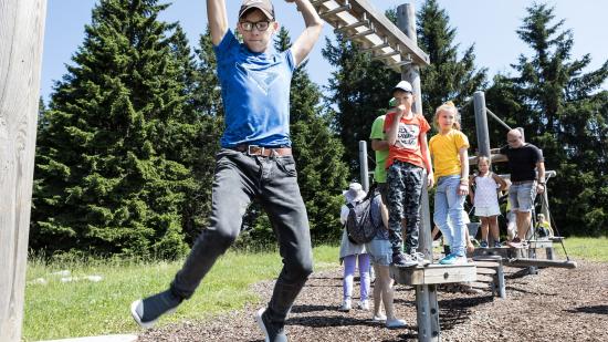 Kinder spielen am Spielplatz