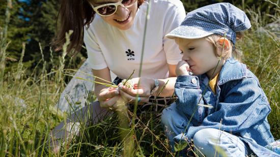 Lidiia mit Kind in der Wiese