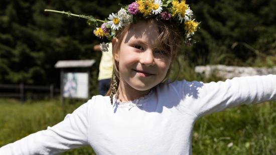 Mädchen mit Blumenkrank am Kopf