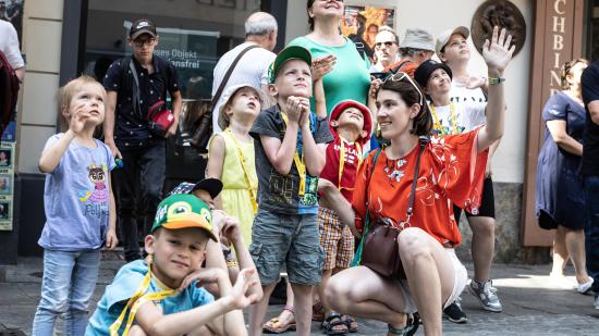 Kinder bei einer Stadtführung durch Graz