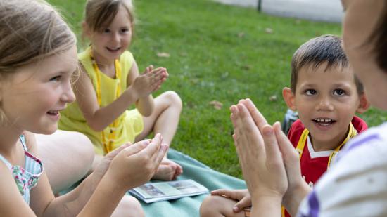 Kinder spielen ein Klatsch-Spiel