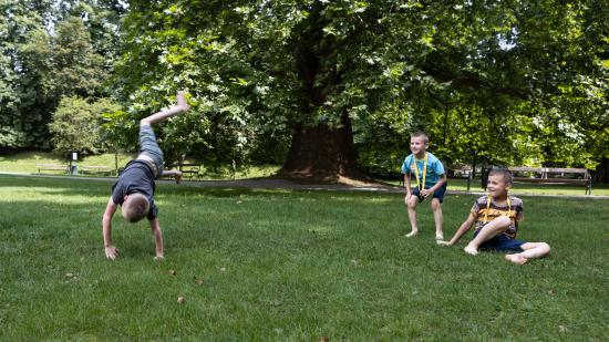 Buben spielen in der Wiese