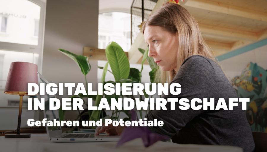 Eine seitliche Aufnahme von Brigitte Reisenhofer, eine Frau mit braunem langem Haar. Sie sitzt an einem Tisch und arbeitet an einem Laptop. Darunter der Schriftzug: "Digitalisierung in der Landwirtschaft - Gefahren und Potentiale" 