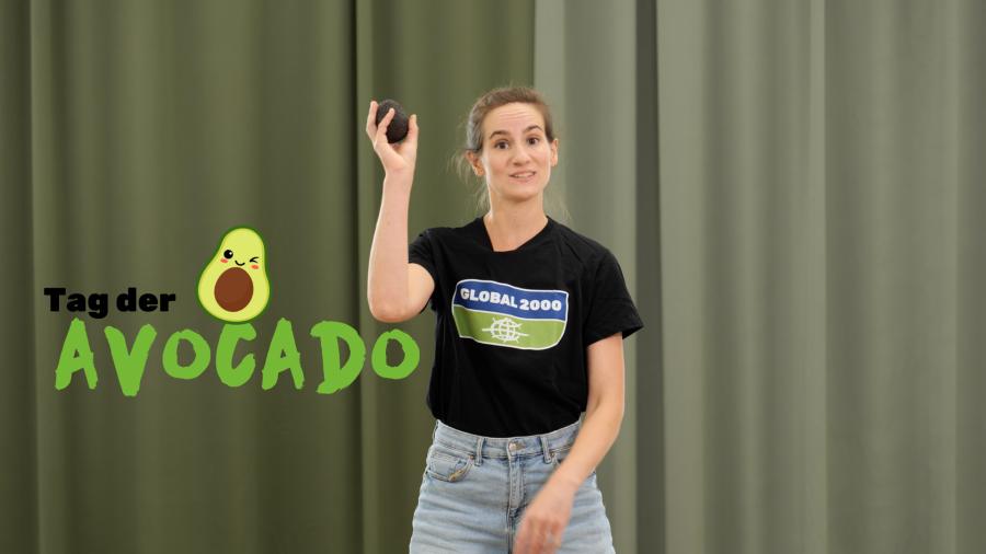 Anna Pollak vom PRP hält eine Avocado in der Hand