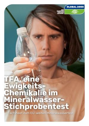 Ein Mann hält eine Mineralwasserflasche in die Kamera.