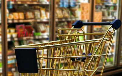 Einkaufswagen im Supermarkt