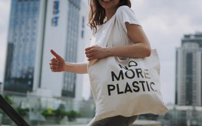 No more plastic - Frau mit Stoffbeutel