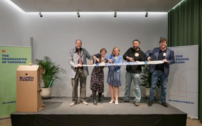 Rene Fischer, Mira Nograsek, Agnes Zauner, Martin Wittner und Nikolai Miron stehen auf der Bühne und schneiden ein Band zur Eröffnung der Blumenfabrik auseinander. 