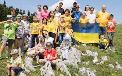 Gruppenfoto von den ukrainischen Kindern mit Betreuer:innen auf einer österreichischen Alm