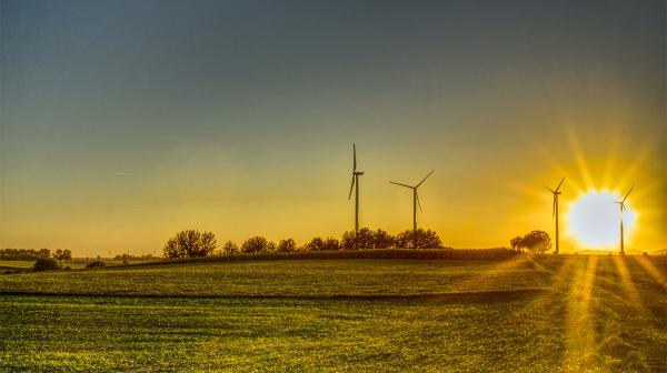 Sonnenuntergang an Windräder