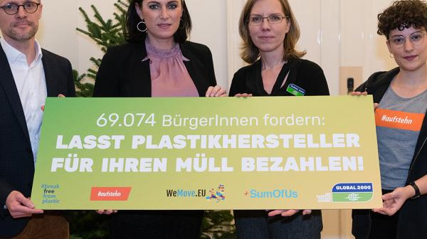 Unterschriftenübergabe an Ministerin Köstinger