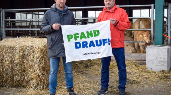 Biobauer Georg Doppler und Tierarzt Alois Roitinger mit "Pfand Drauf" Banner