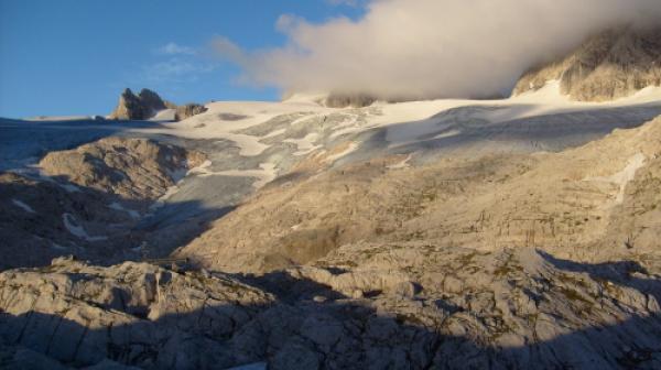 Gletscher mit blauem Himmel