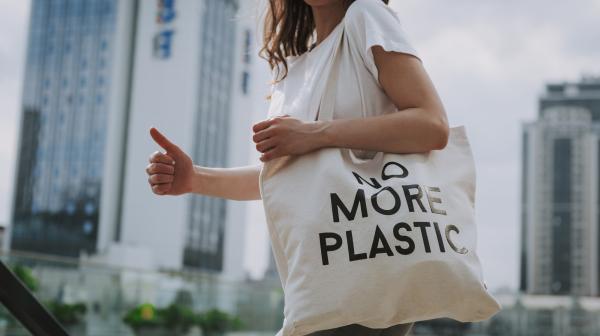 No more plastic - Frau mit Stoffbeutel