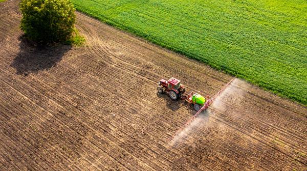 Glyphosat wird auf einem Feld versprüht