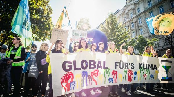 Aktivisten halten Banner auf einem weltweiten Klimastreik in der Hand