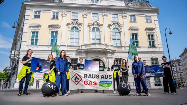 GLOBAL 2000 Aktivist:innen machen Aktion zum Gas-Austieg