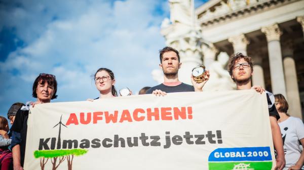 Banner vor dem Parlament für mehr Klimaschutz