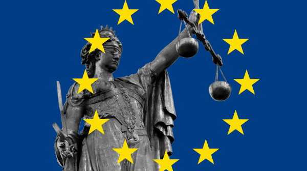 Collage: Justitia-Statue mit EU-Flagge