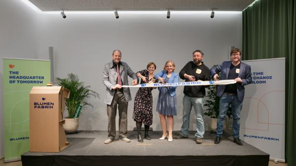 Rene Fischer, Mira Nograsek, Agnes Zauner, Martin Wittner und Nikolai Miron stehen auf der Bühne und schneiden ein Band zur Eröffnung der Blumenfabrik auseinander. 