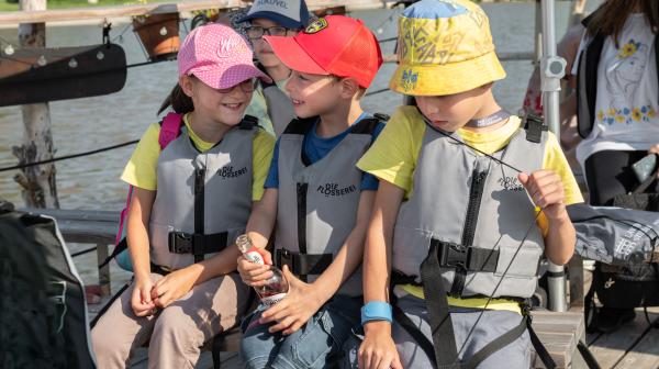 Kinder auf einem Boot.