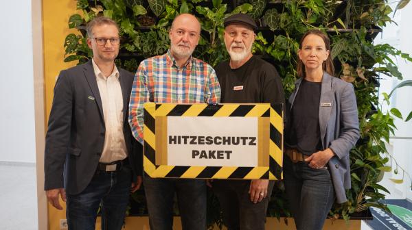 Johannes Wahlmüller, Hans Moshammer, Erich Fenninger und Anna Parr mit dem Hitzeschutzpaket.