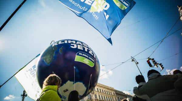 GLOBAL 2000 Ballon mit Himmel im Hintergrund