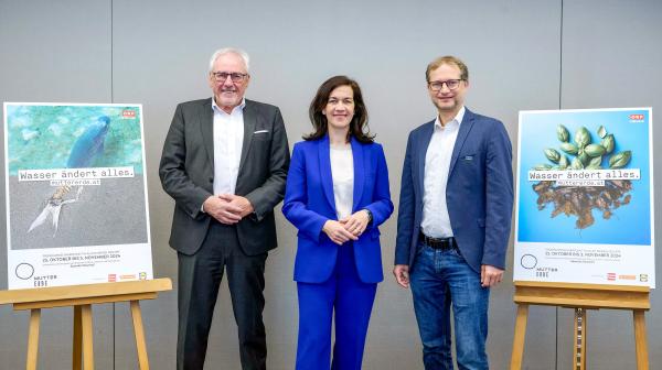 Foto zum Prorammschwerpunkt MUTTER ERDE im ORF, abgebildet sind Pius Strobl, ORF-Verantwortlicher für Corporate Social Responsibility und Leiter Humanitarian Broadcasting; Anita Malli, Geschäftsführerin von MUTTER ERDE; Johannes Wahlmüller, Leiter der Politischen Abteilung von GLOBAL 2000. Neben den Personen sind die Plakate des Schwerpunkts MUTTER ERDE zu sehen.