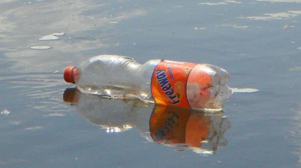 Plastikflasche im Meer