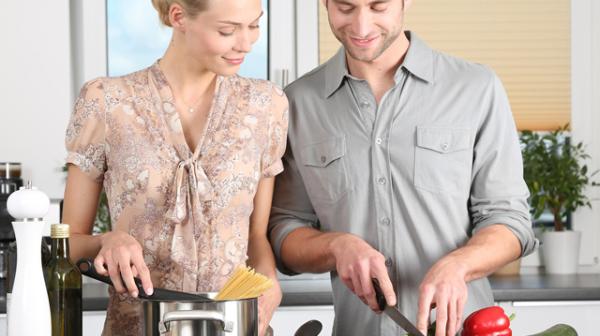 Mann und Frau beim Kochen